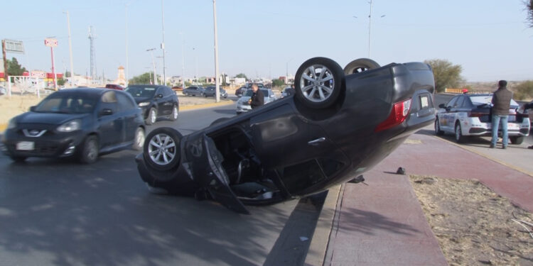 Vuelca al intentar incorporarse a la Vialidad Sacramento