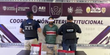 Detienen a masculino con un arma de fuego y droga en la colonia Punta Oriente