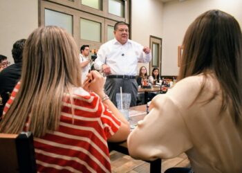 César Jáuregui se reúne con estudiantes de la Universidad Regional del Norte