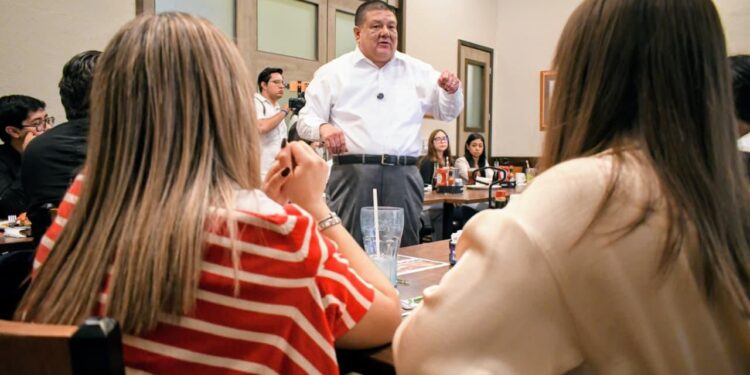 César Jáuregui se reúne con estudiantes de la Universidad Regional del Norte
