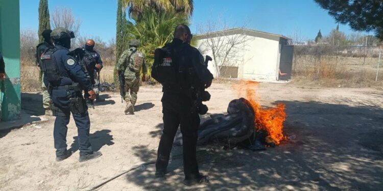 Operativo en Ojinaga: Desmantelan campamento criminal en escuela y recuperan vehículos robados