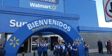 Walmart Delicias reabre sus puertas tras un año del devastador incendio