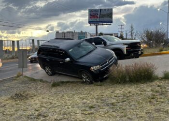 Casi vuelca tras derrapar por asfalto mojado en La Cantera