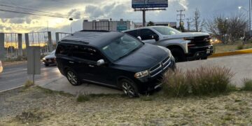 Casi vuelca tras derrapar por asfalto mojado en La Cantera