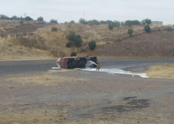 Movilización en la carretera Cuauhtémoc-Chihuahua por derrame de combustible tras accidente de pipa