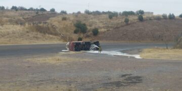 Movilización en la carretera Cuauhtémoc-Chihuahua por derrame de combustible tras accidente de pipa