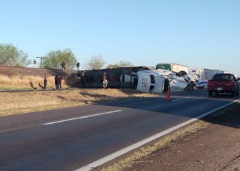 Vuelca “madrina” en la Delicias-Saucillo: vehículos quedan regados y cierran la carretera