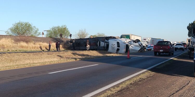 Vuelca “madrina” en la Delicias-Saucillo: vehículos quedan regados y cierran la carretera