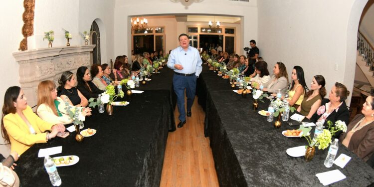 Se reúne Fiscal César Jáuregui con grupo de mujeres en Chihuahua capital