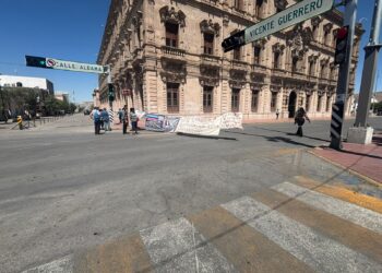 Bloquean la Avenida Aldama: Exigen reparaciones de COESVI y suministro de agua