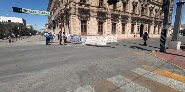 Bloquean la Avenida Aldama: Exigen reparaciones de COESVI y suministro de agua