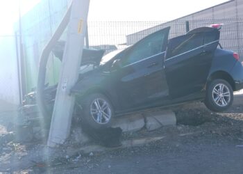 Fuerte choque deja un vehículo incrustado contra un poste en Delicias