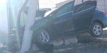 Fuerte choque deja un vehículo incrustado contra un poste en Delicias