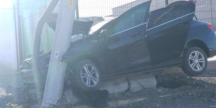 Fuerte choque deja un vehículo incrustado contra un poste en Delicias