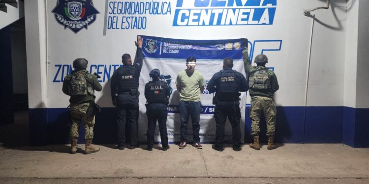 Detienen a un hombre en posesión de un vehículo con reporte de robo