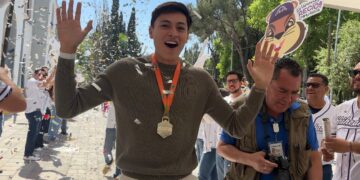 Erick Portillo es recibido tras medalla de plata en Campeonato Mundial de Atletismo Indoor 2026