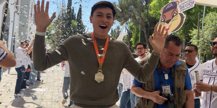 Erick Portillo es recibido tras medalla de plata en Campeonato Mundial de Atletismo Indoor 2026