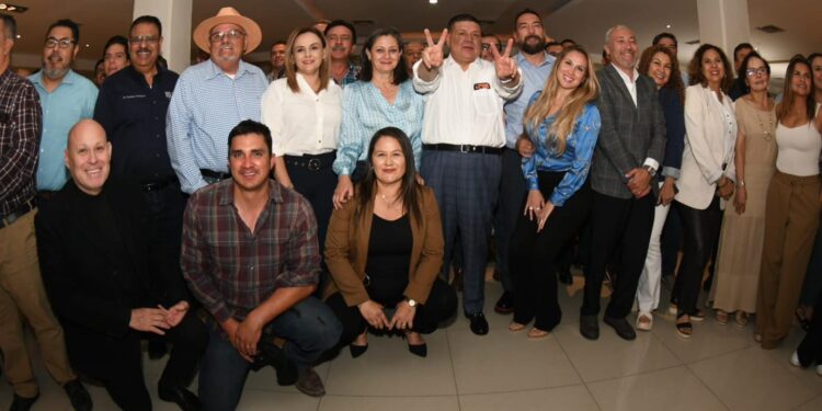 Presenta César Jáuregui panorama de seguridad y avances de Fiscalía ante constructores de Chihuahua