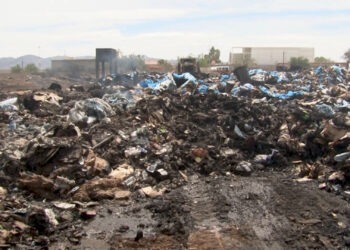 Continúan afectaciones tras incendio en planta recicladora de la Juan Pablo II