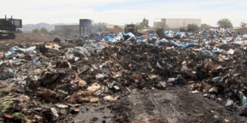 Continúan afectaciones tras incendio en planta recicladora de la Juan Pablo II