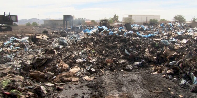 Continúan afectaciones tras incendio en planta recicladora de la Juan Pablo II