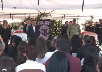 Despiden con honores a agentes fallecidos en accidente en la zona serrana