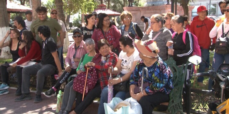 Habitantes de Aquiles Serdán protestan en Palacio de Gobierno por desalojos