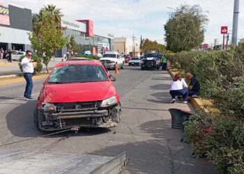 Choque en Ortiz Mena deja a conductor lesionado en la colonia San Felipe