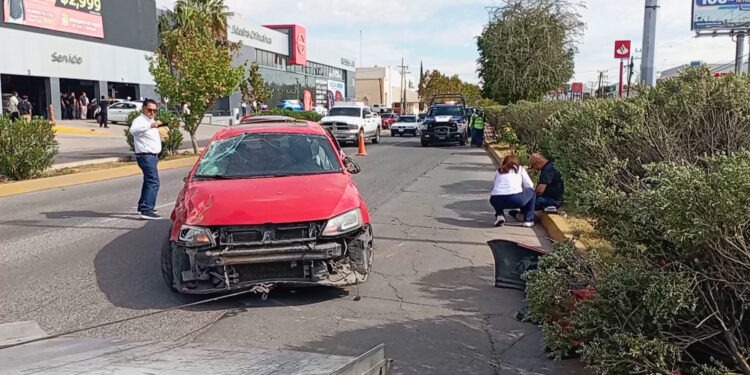 Choque en Ortiz Mena deja a conductor lesionado en la colonia San Felipe