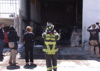 Adulta mayor resulta intoxicada tras incendio en bodega