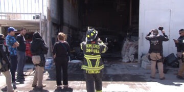 Adulta mayor resulta intoxicada tras incendio en bodega