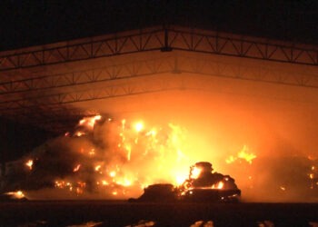 Arde almacén con pacas de pastura en Rosales