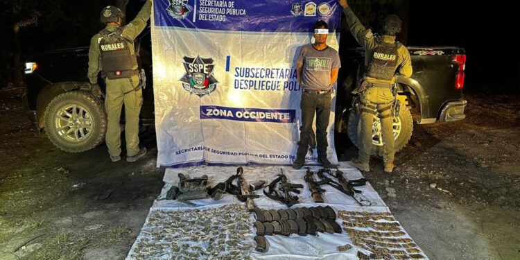Arrestan a 3 sujetos con arsenal, explosivos y droga en Moris: Dos civiles fueron neutralizados