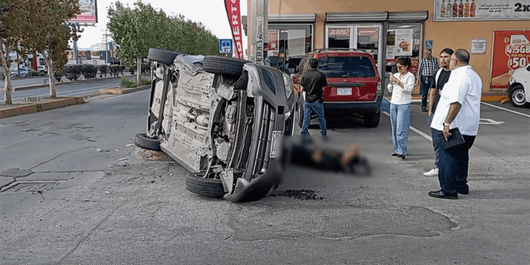 Atropello y volcadura en Ortiz Mena deja a un hombre lesionado