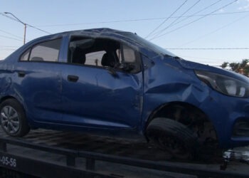 Vuelca vehículo en avenida La Junta y choca contra barda de vivienda