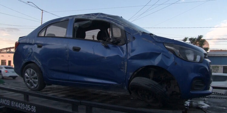 Vuelca vehículo en avenida La Junta y choca contra barda de vivienda