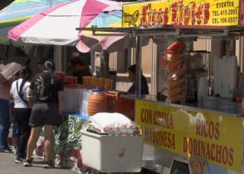 Viernes Santo impulsa ventas de comerciantes ambulantes en la Catedral