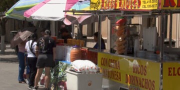 Viernes Santo impulsa ventas de comerciantes ambulantes en la Catedral
