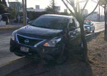 Conductor pierde el control y termina sobre camellón en la avenida Francisco Villa