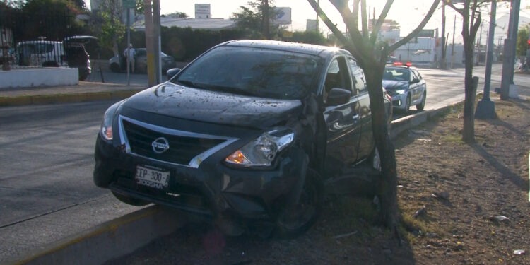 Conductor pierde el control y termina sobre camellón en la avenida Francisco Villa