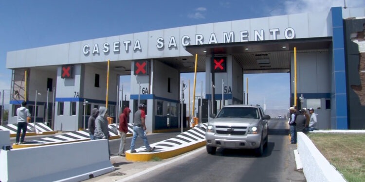 Transportistas y productores toman la caseta Sacramento