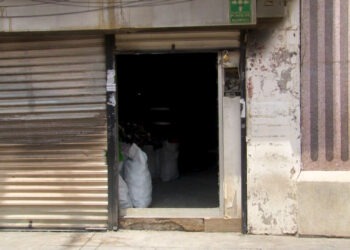 Inician limpieza tras incendio en tienda Hualong