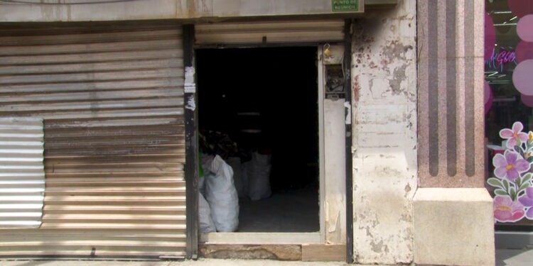 Inician limpieza tras incendio en tienda Hualong