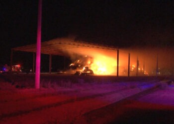 Fuerte incendio consume almacén, tráiler y pastura en rancho de Rosales