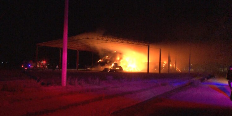 Fuerte incendio consume almacén, tráiler y pastura en rancho de Rosales