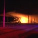 Fuerte incendio consume almacén, tráiler y pastura en rancho de Rosales