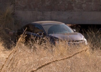 Nissan Sentra vuelca en arroyo de la colonia Quintas Sebastián