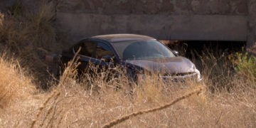 Nissan Sentra vuelca en arroyo de la colonia Quintas Sebastián