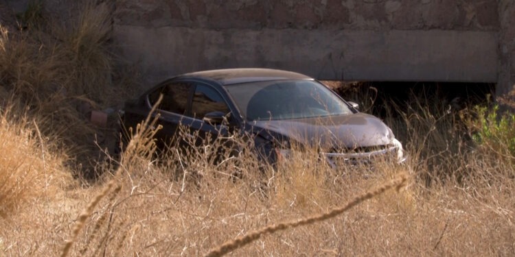 Nissan Sentra vuelca en arroyo de la colonia Quintas Sebastián