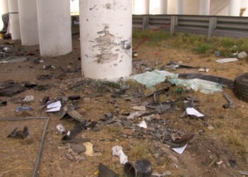 Quedan estragos tras choque de autobús contra columna en la carretera Delicias–Chihuahua